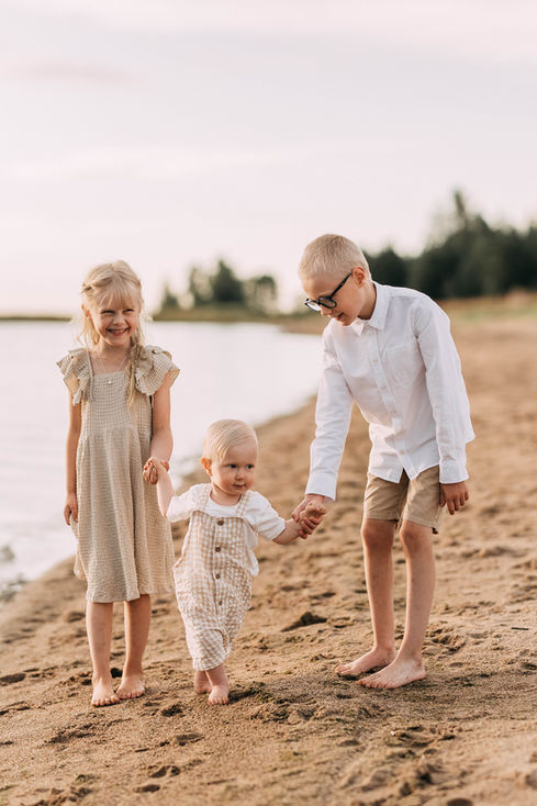 yksivuotias yksivuotiskuvaus perhekuvaus lainavaatteet Oulu Valokuvaaja Tiia Juutinen