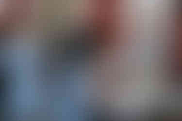 häävieraat juhlapaikan pihalla