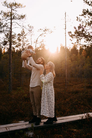 yksivuotias yksivuotiskuvaus perhekuvaus lainavaatteet Oulu Valokuvaaja Tiia Juutinen