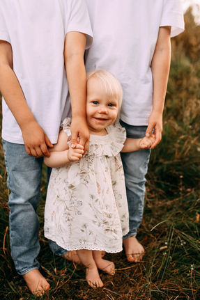 yksivuotias yksivuotiskuvaus perhekuvaus lainavaatteet Oulu Valokuvaaja Tiia Juutinen