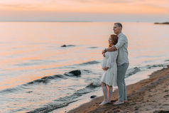 odotuskuvaus raskauskuvaus meren äärellä rannalla Oulu Valokuvaaja Tiia Juutinen