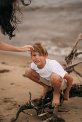 perhekuvaus ulkona miljöössä Oulu Valokuvaaja Tiia Juutinen perhekuvaaja