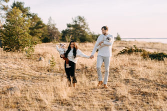 perhekuvaus heinikossa Oulu syksy kesä Valokuvaaja Tiia Juutinen