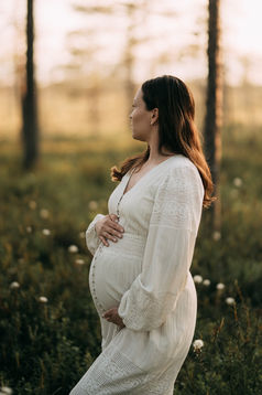 raskauskuvaus odotuskuvaus metsässä Oulu valokuvaaja Tiia Juutinen