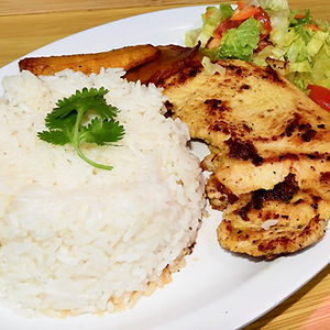 Pechuga de Pollo a la Plancha con arroz, ensalada, y tostones