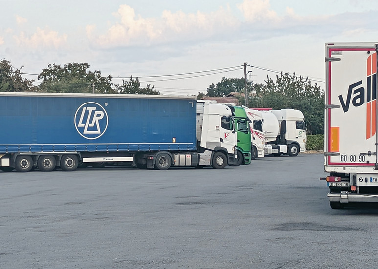 Parking poids lourds du Relais 375 à Couhé