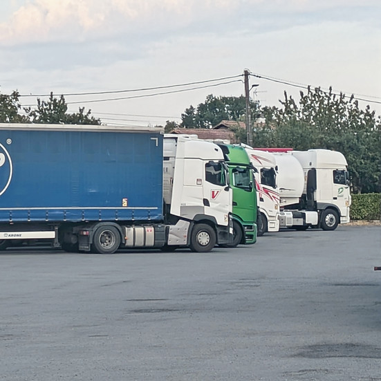 Parking poids lourds du Relais 375 à proximité de la RN10