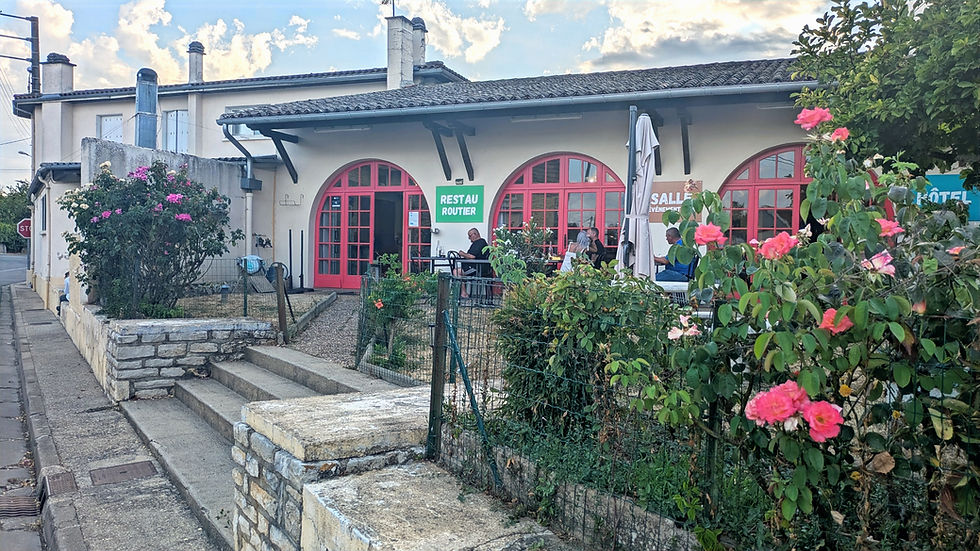 Client en train de manger en terrasse du Relais375