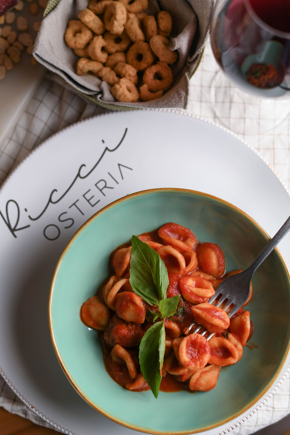 Orecchiette al pomodoro di Chef Francesco Bordone, piatto simbolo della tradizione pugliese servito da Ricci Osteria Milano.