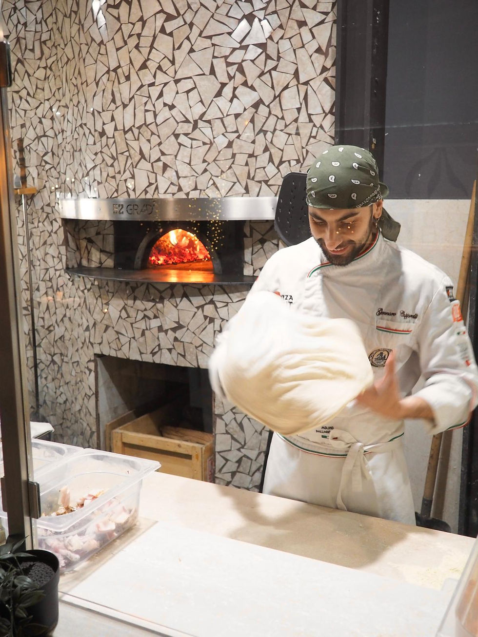 Gennaro Capparelli mentre lavora l’impasto della pizza con biga al 50% nel laboratorio di 52 Gradi a Conegliano Veneto