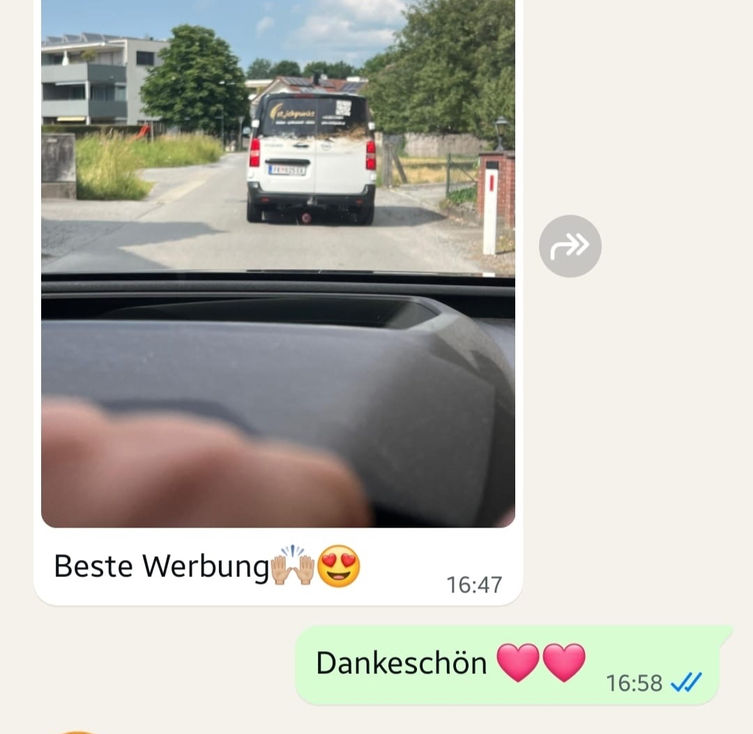 Kundenfeedback zur Fahrzeugbeschriftung von Strichpunkt: Screenshot einer Nachricht mit Foto des gebrandeten Transporters im Straßenverkehr