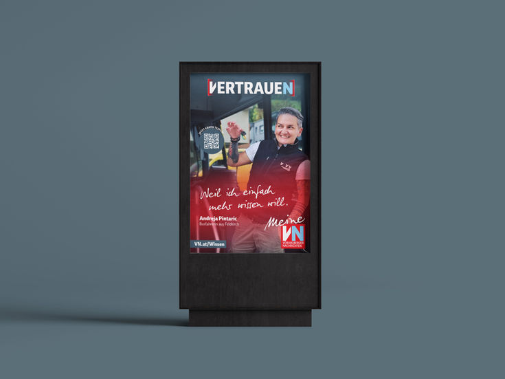 Plakatwerbung der Vorarlberger Nachrichten: Busfahrerin aus Feldkirch lächelt, Kampagne ›Vertrauen‹ mit QR-Code und Slogan 