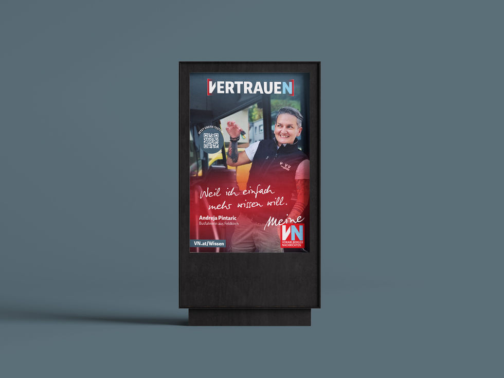 Plakatwerbung der Vorarlberger Nachrichten: Busfahrerin aus Feldkirch lächelt, Kampagne ›Vertrauen‹ mit QR-Code und Slogan 