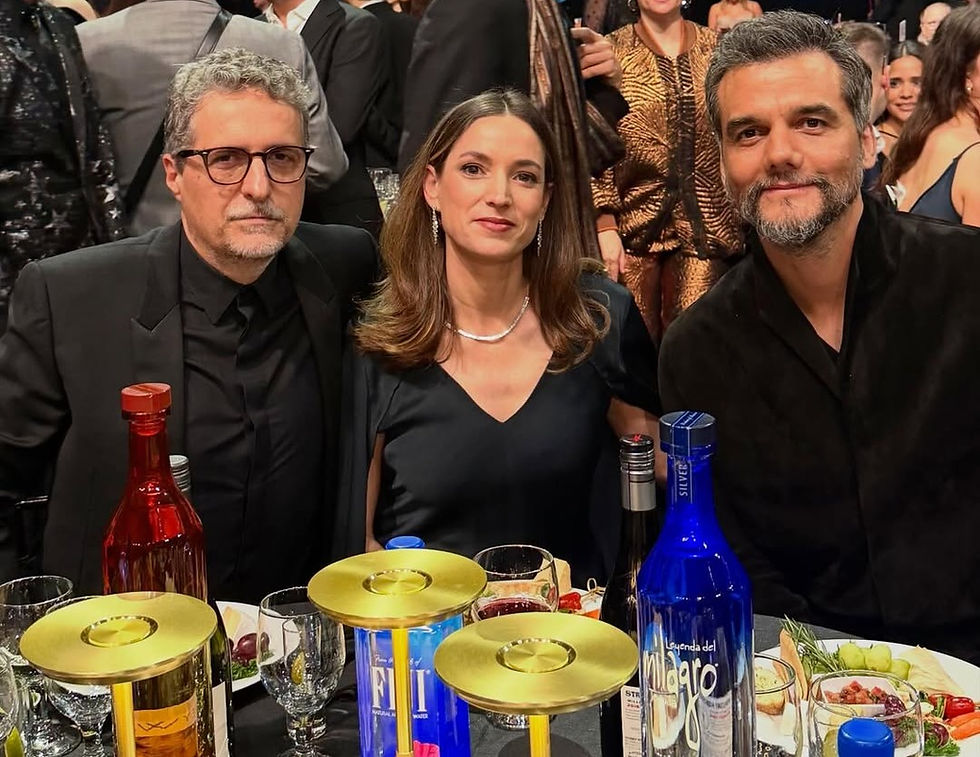 Kleber Mendonça Filho, Emilie Lesclaux e Wagner Moura no Critics Choice Awards. Foto: Reprodução/Instagram