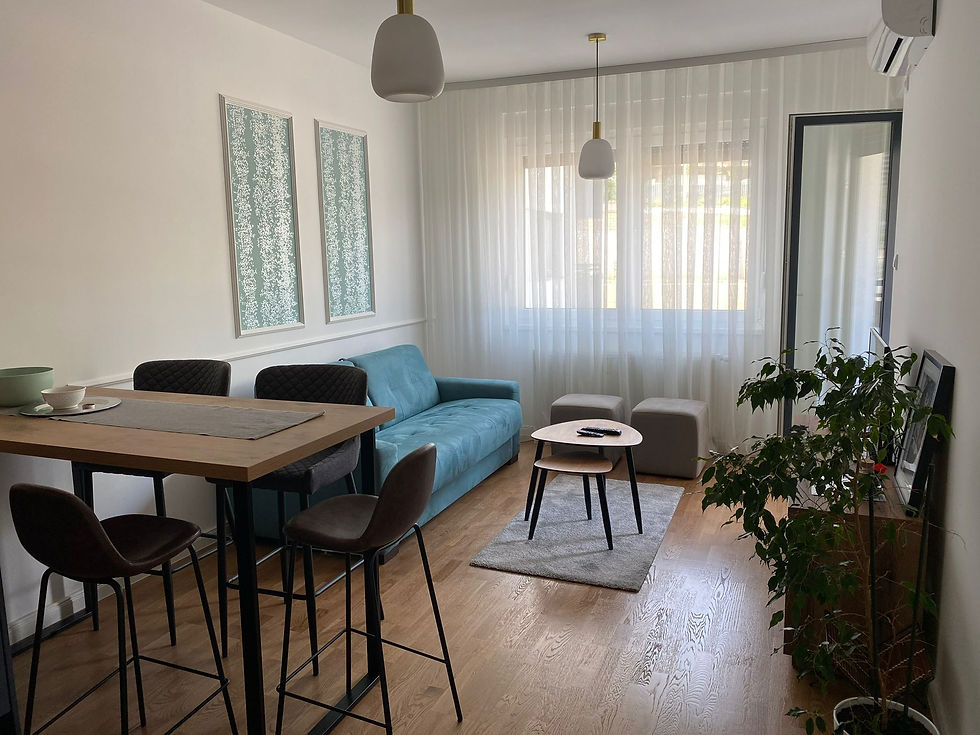 Izdaje se moderno opremljen apartman na prvom spratu nove zgrade (lift, dva ulaza, video nadzor) u Kozarskoj ulici u Banjoj Luci, udaljen oko 1000 m od centra grada, cca 15-tak minuta šetnje od centra grada zelenom alejom.
Stan raspolaže sa kompletno namještenom kuhinjom (mašina za pranje posudja, pribor za jelo..), dnevnom sobom (krevet na razvlačenje sa dušekom 140X200), spavaćom sobom (krevet 160x200), kupatilom (tuš kabina, mašina za pranje veša, fen), balkonom sa garniturom za sjedenje, inverter klima uređajem. Dodatni sadržaj uključuje internet konekciju, kablovsku televiziju, posteljinu i peškire.
Parking mjesto obezbjeđeno. Smještajni kapacitet stana je do 4 osobe.
Cijena najma:
- noćenje radnim danom 60 KM (dvije ili više noći) odnosno 70 KM za jednu noć,
- noćenje petkom, subotom i nedjeljom 70 KM (min. boravak dvije noći),
- dnevni boravak 13-17h (ili po dogovoru) 40KM.
Plaćanje se vrši po ulasku u apartman.
Ulazak u apartman od 13h, a izlazak iz apartmana posljedni dan boravka do 11h.
Zurke i proslave u stanu su zabranjene. Obavezno je poštovanje kućnog reda.
Kontakt telefon 065 542 526.