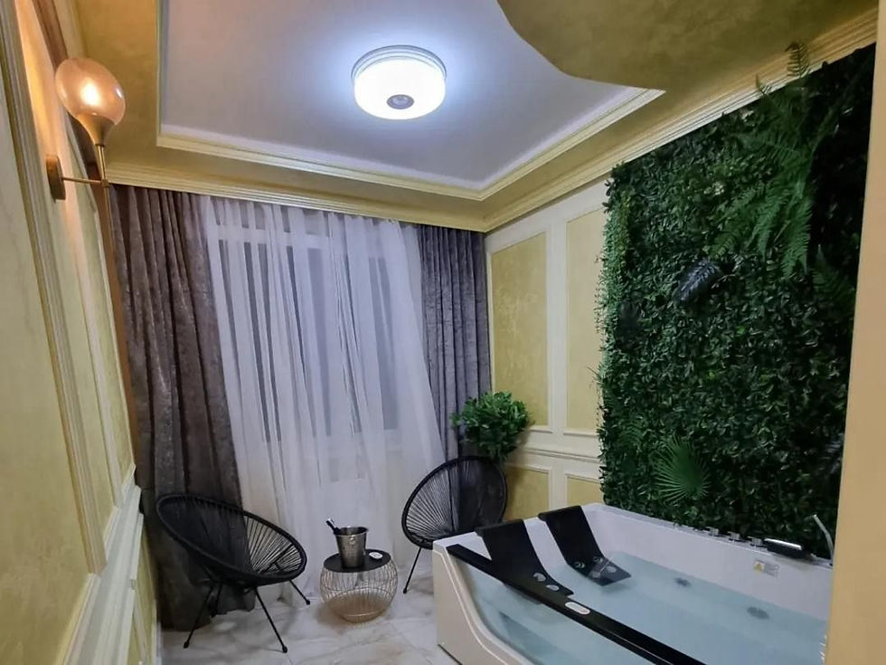 Smješten u mirnom dijelu grada, Spa Apartman Kristal nudi savršen spoj udobnosti, privatnosti i luksuza. Ovaj moderno uređen apartman od 38 m² sadrži dvije sobe – prostranu spavaću sobu s bračnim krevetom i đakuzijem te dnevni boravak s dodatnim ležajem na razvlačenje, idealan za parove ili manje grupe.
Gostima su na raspolaganju potpuno opremljena kuhinja, moderno kupatilo, besplatan Wi-Fi i klimatizacija. Apartman je dizajniran tako da pruži potpunu relaksaciju – bilo da dolazite na romantični vikend ili kraći poslovni boravak.
💰 Cijene smještaja:
Radni dani: 100 KM po noći
Vikendom (petak, subota, nedjelja): 120 KM po noći
🕒 Check-in: od 14:00 🕙 Check-out: do 10:00
Doživite luksuz i udobnost Banje Luke u Spa Apartmanu Kristal – savršen izbor za parove koji žele privatnost i odmor uz đakuzi u modernom ambijentu.