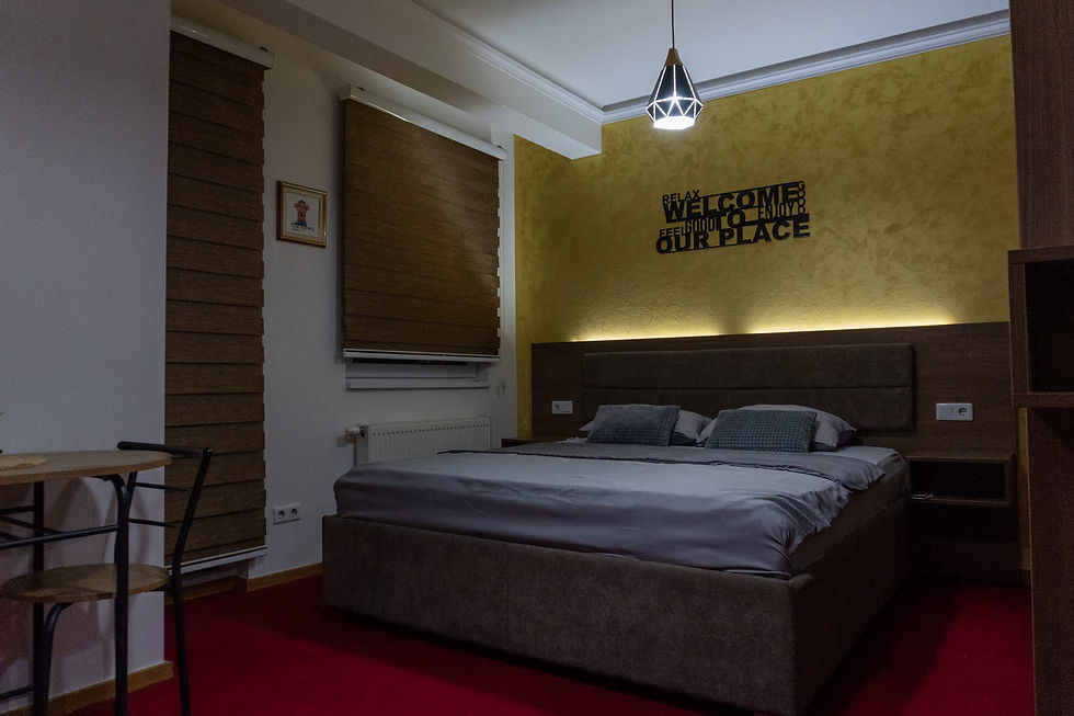 Smješten u mirnom dijelu Sarajeva, u ulici Nikole Šopa 9A1, apartman Magic Star Jacuzzi nudi savršen spoj udobnosti i luksuza na površini od 30 m². Idealno mjesto za parove koji žele mir, privatnost i relaksaciju u modernom ambijentu.
Apartman sadrži jednu sobu sa bračnim krevetom, moderno opremljeno kupatilo, kao i privatni Jacuzzi za potpuni doživljaj udobnosti. Prostor je pažljivo uređen i prilagođen za boravak do 2 osobe.
📍 Detalji smještaja:
- Površina: 30 m²
- 1 soba s bračnim krevetom
- Kapacitet: do 2 osobe
- Jacuzzi u apartmanu
- Moderno uređen interijer
- Mirna lokacija s lakim pristupom centru