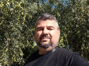 We visited Mani in the Peloponnese in Greece to visit the Koroneiki olive groves.