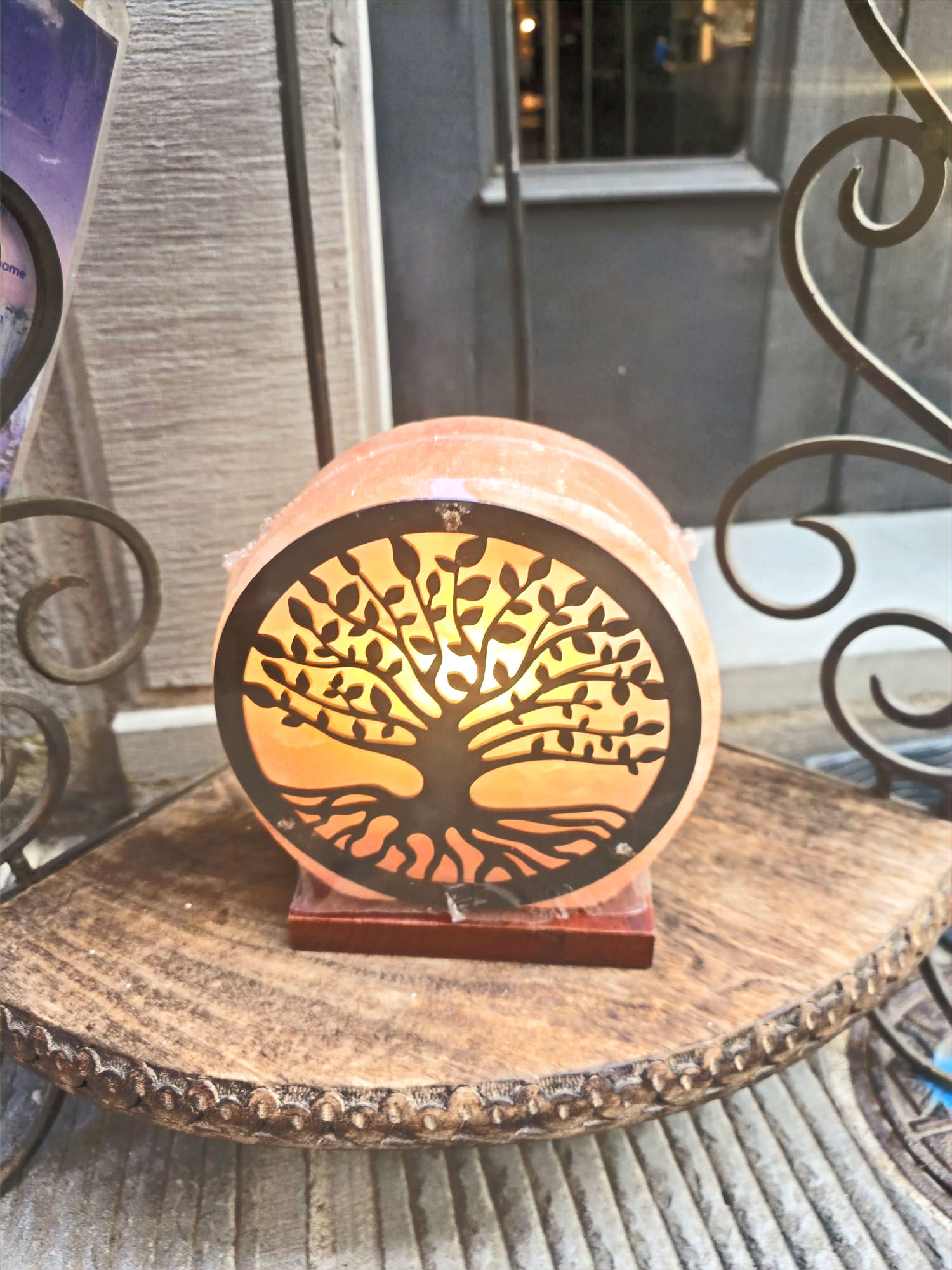 "Maestoso albero della vita con rami intrecciati, simbolo di crescita, connessione e forza."