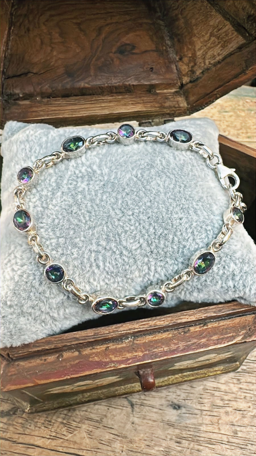 Miniatura: Bracciale in argento 925 con topazio mistico, pietre a goccia e tonda, dal design elegante e brillante.