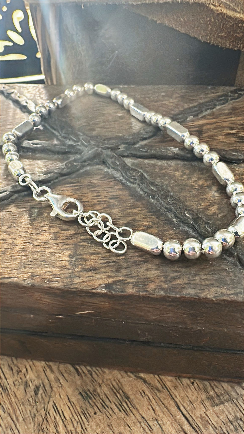 Bracciale in argento 925 con elementi ovali e rettangolari alternati, dalla finitura lucida e specchiata. Design elegante e b