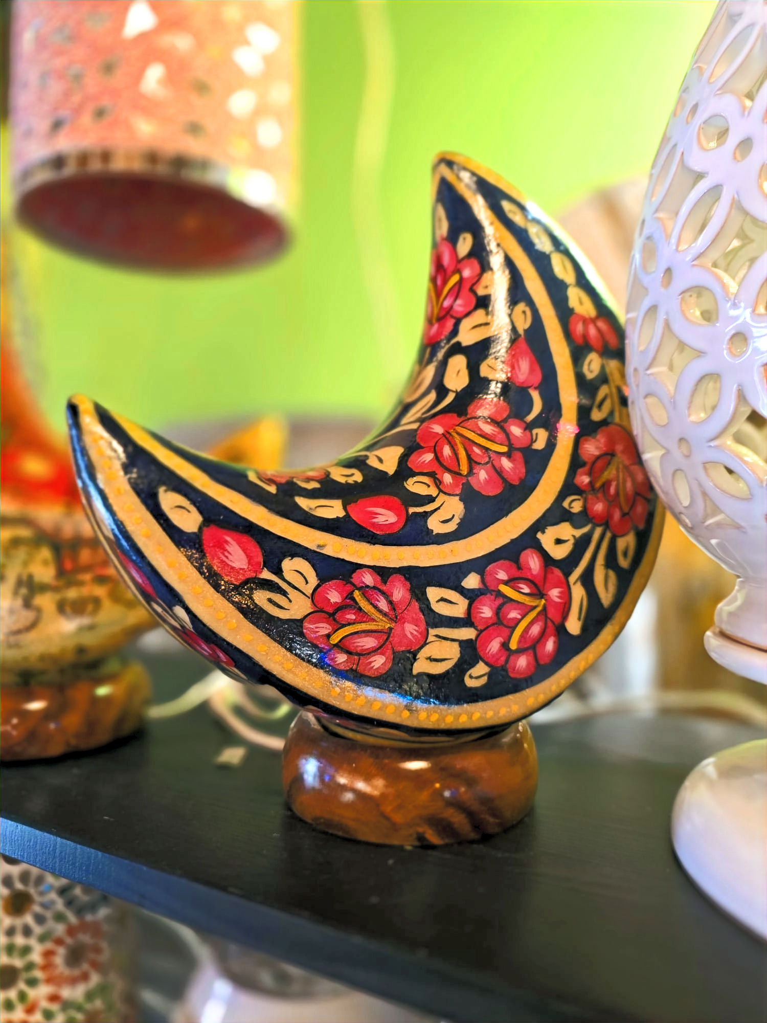 "Elegante mezza luna luminosa nel cielo notturno, simbolo di mistero e cambiamento