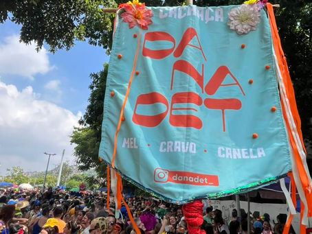bandeira da Danadet em um bloco de rua no Rio de Janeiro