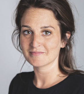 Porträt der Fotografin Judith Büthe vor neutral grauem Hintergrund – Ausstellung „Zwischen Gestern und Morgen“