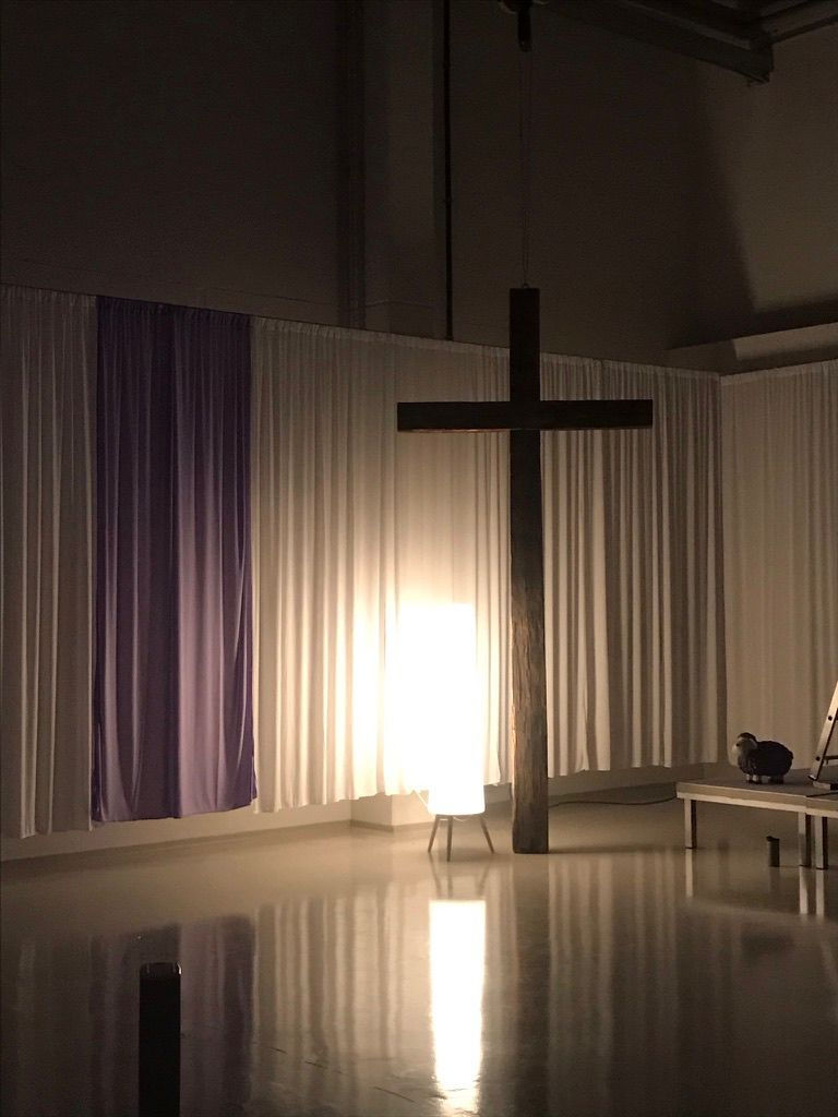 Kirch-Gemeinde mit Holz-Kreuz