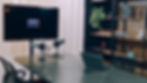 Interior de estúdio de gravação em Cotia com microfones e TV.