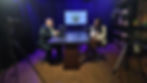 Entrevista em estúdio de gravação em Cotia com dois participantes.
