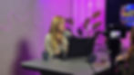 Mulher gravando podcast em estúdio de gravação em Cotia.