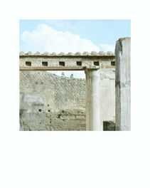 Serie fotográfica realizada en Nápoles, Italia, que incluye obras del Museo Arqueológico Nacional de Nápoles —una visita imprescindible— y de Herculano, otro sitio esencial. Las imágenes no buscan capturar el espectáculo del panorama, sino aquello que queda en los bordes: lo que normalmente no se ve, lo que se filtra entre ruinas, objetos y silencios, dejando abierta la posibilidad —y el deseo— de volver.
