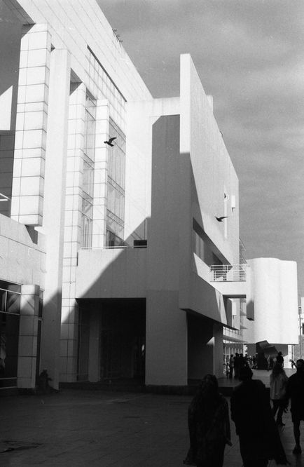 Black-and-white 35mm film photograph of Barcelona’s contemporary architecture, observing light, geometry and urban space.