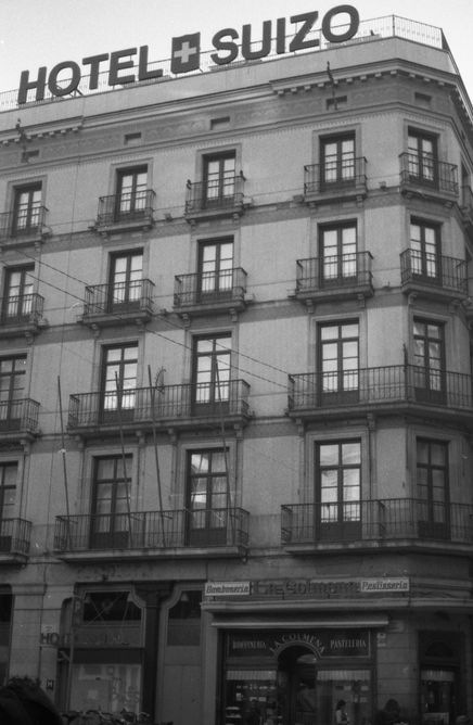 Analogue photography of Barcelona captured on 35mm film, focusing on atmosphere, public space and observational detail.
