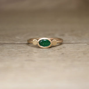Oval emerald gold dot ring