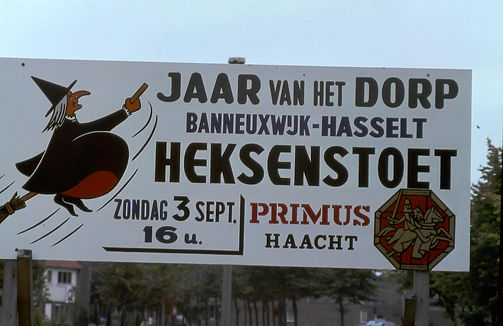 De aankondiging van de Heksenstoet in de wijk