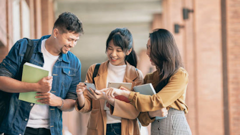 ストーリー仕立てで学校の魅力を紹介