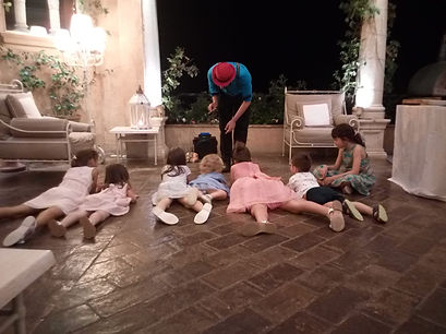Bambini durante un matrimonio che guardano la marionetta