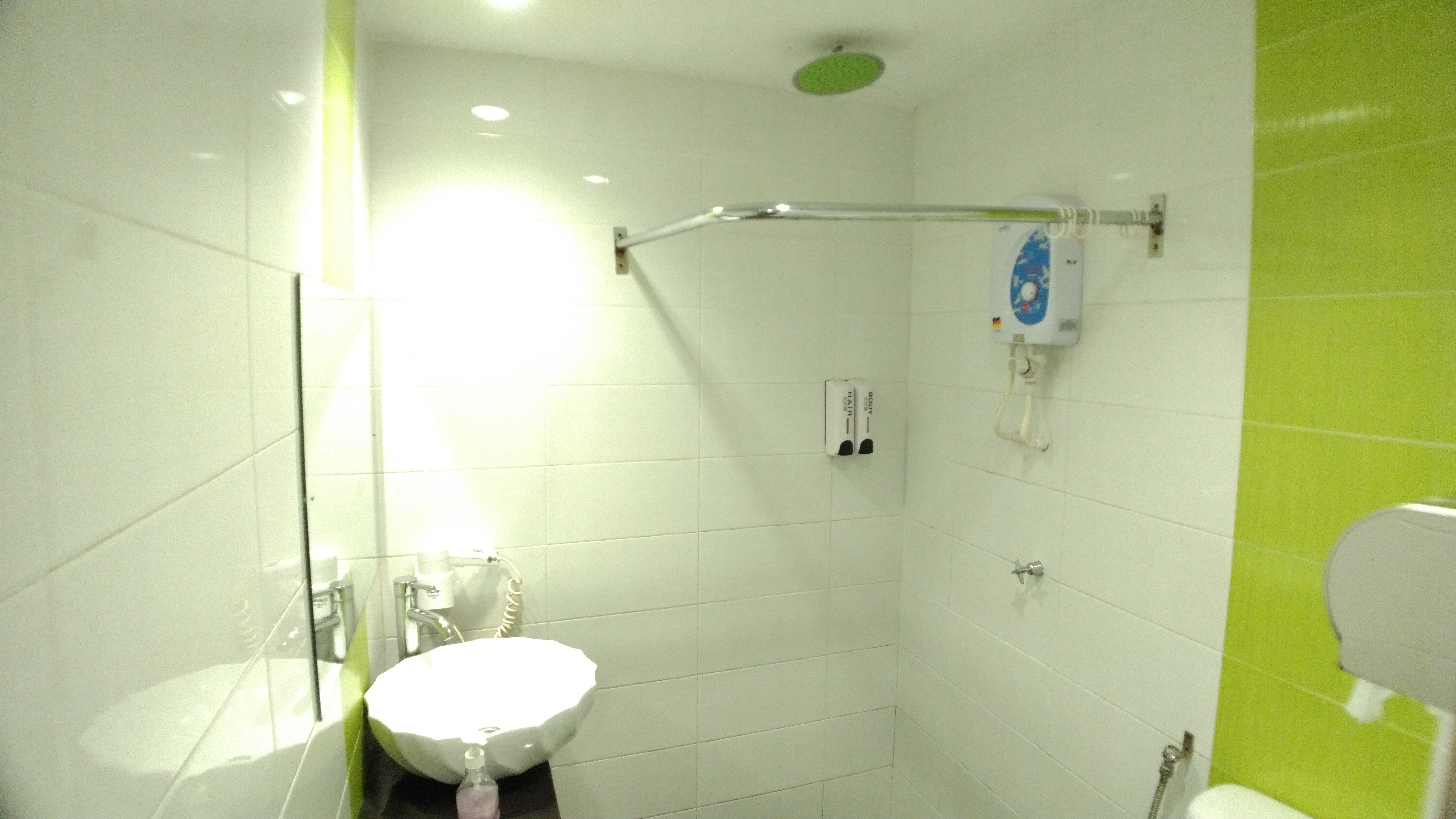Superior no Window Room En-Suite Bathroom