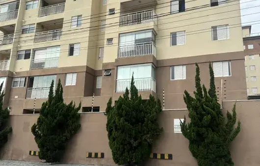 está retratando uma paisagem de montanha com o luar ao anoitecer