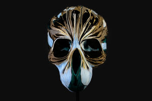 Ninon, feather skull sculpture by Laurence Le Constant, recycled feathers on resin skull, front view, 2023.