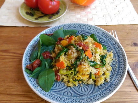 Quinoa mit Kürbis, Spinat und getrockneten Tomaten
