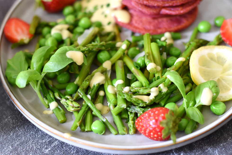 grüner Spargel vegan mit Pancakes