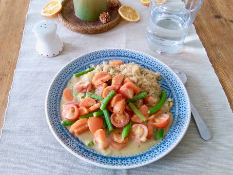 Quinoa mit grünen Bohnen in Erdnuss-Sauce