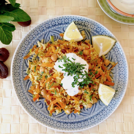 Bratreis mit Aprikosen, Kichererbsen und Minz-Dip