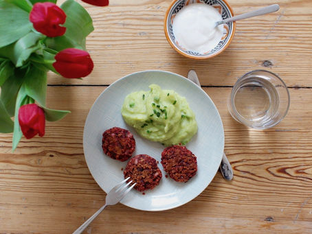 Rote-Bete-Bratlinge mit Erbsenpüree