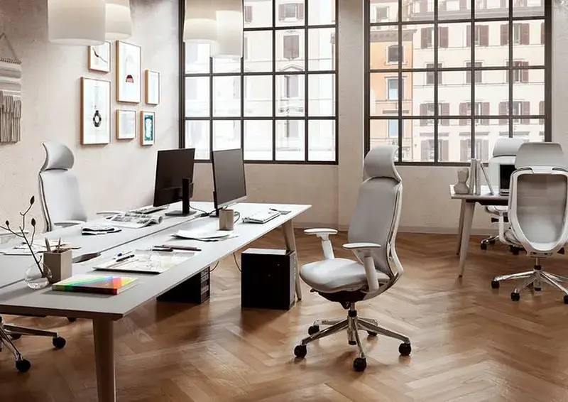 The Sylphy from the Okamura brand is meticulously designed to suit all body types of office workers.
