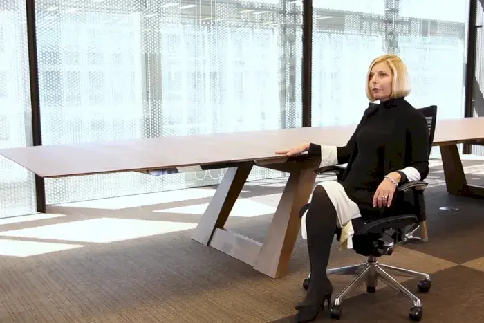 Traverse meeting tables stand out with their sophisticated minimalist design, combining modern technology and flexible expandability to bring a touch of class to large meeting spaces.