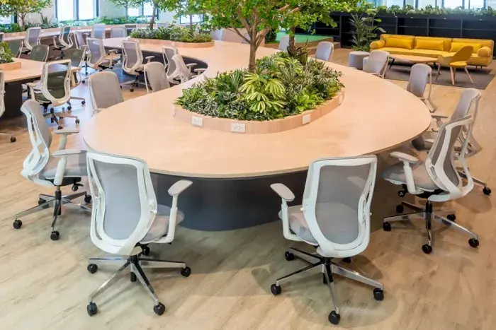 Office chairs for employees need to ensure ergonomics, comfort, breathability, flexible adjustment, and durability to optimize work performance.